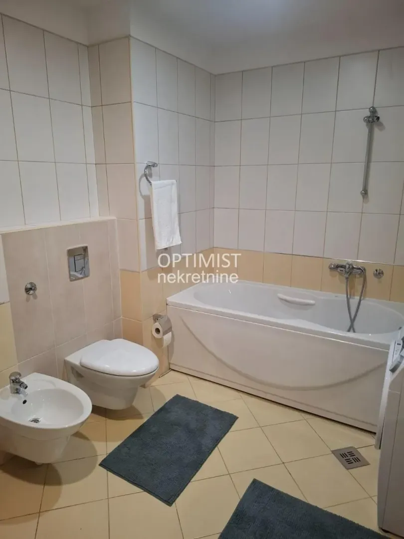 Kupatilo opremljeno kadom, wc šoljom i bideom.
