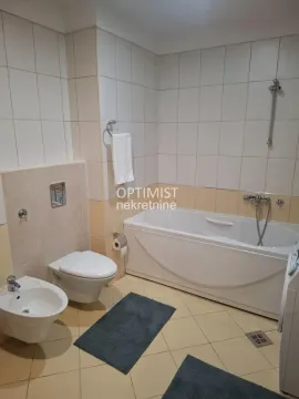 Kupatilo opremljeno kadom, wc šoljom i bideom. - image 14