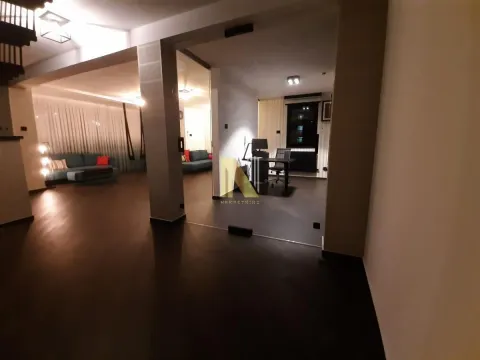 Dnevna soba sa radnim prostorom i modernim nameštajem. - image 3