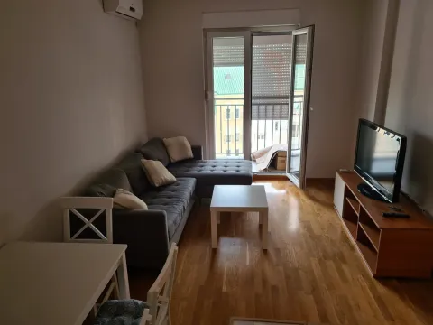 Dnevna soba sa ugaonom garniturom i televizorom. - image 14