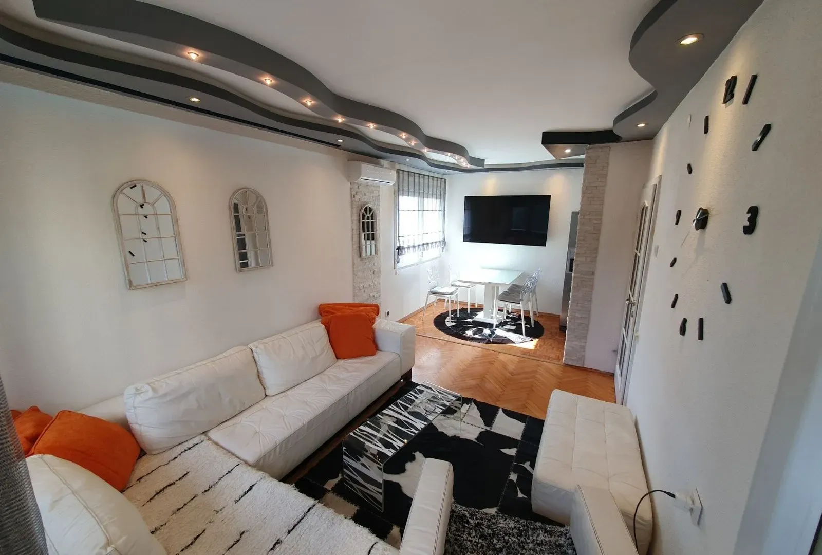 Izdavanje, dvosoban stan, 70m², Centar, Tivat