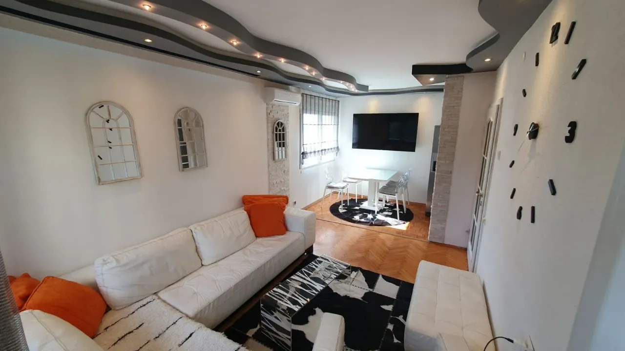 Izdavanje, dvosoban stan, 70m², Centar, Tivat