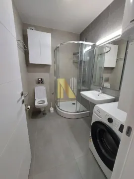 Moderno opremljeno kupatilo sa tuš kabinom i veš mašinom. - image 15