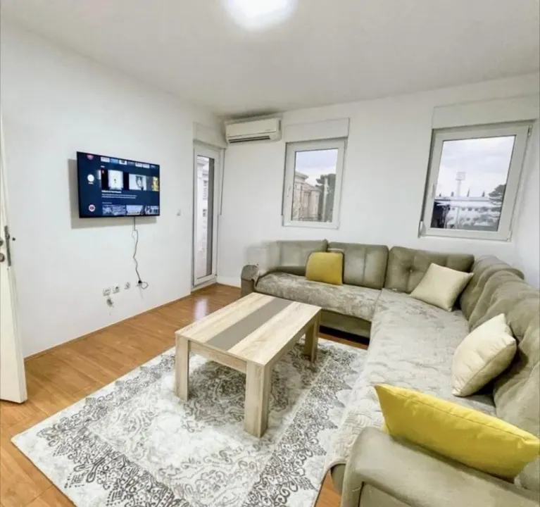 Izdavanje, dvosoban stan, 59m², Centar, Podgorica