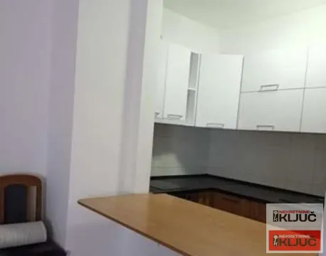 Manja kuhinja sa belim elementima i drvenim šankom. - image 4