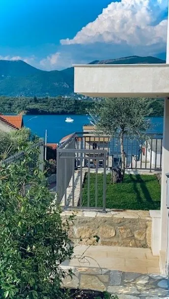 Izdavanje, jednosoban stan, 51m², Obala Đuraševića, Tivat