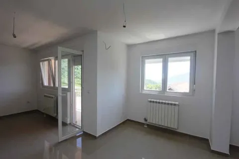 Prazna neopremljena prostorija sa bijelim zidovima, pločicama na podu i izlazom na terasu. - image 11