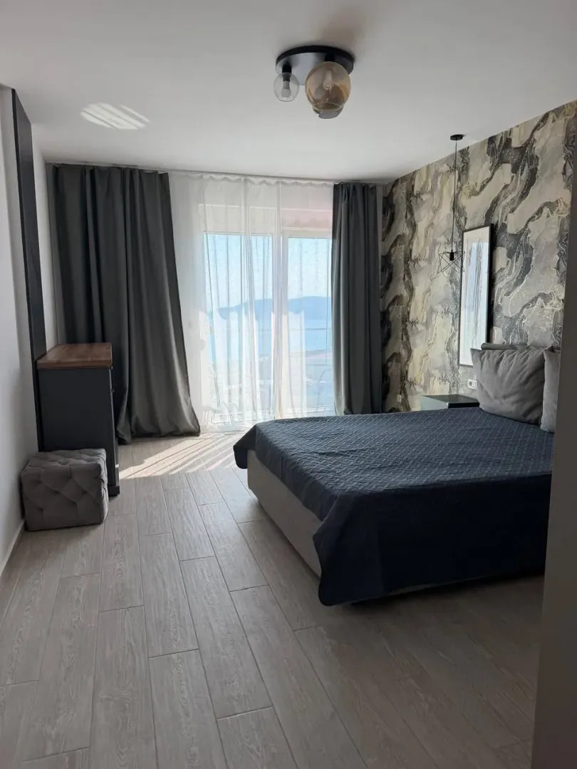 Furnished bedroom with a double bed and access to the terrace.