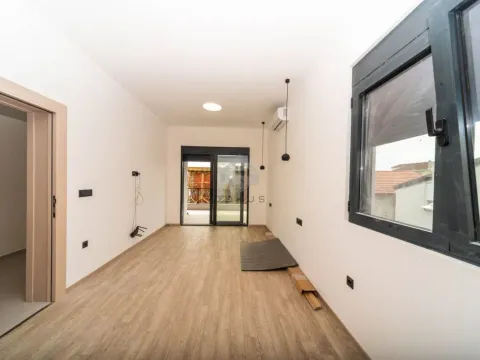Sale, house, 202m², Tološi, Podgorica - image 17