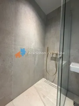 Moderno kupatilo sa tuš kabinom i zlatnim slavinama. - image 7