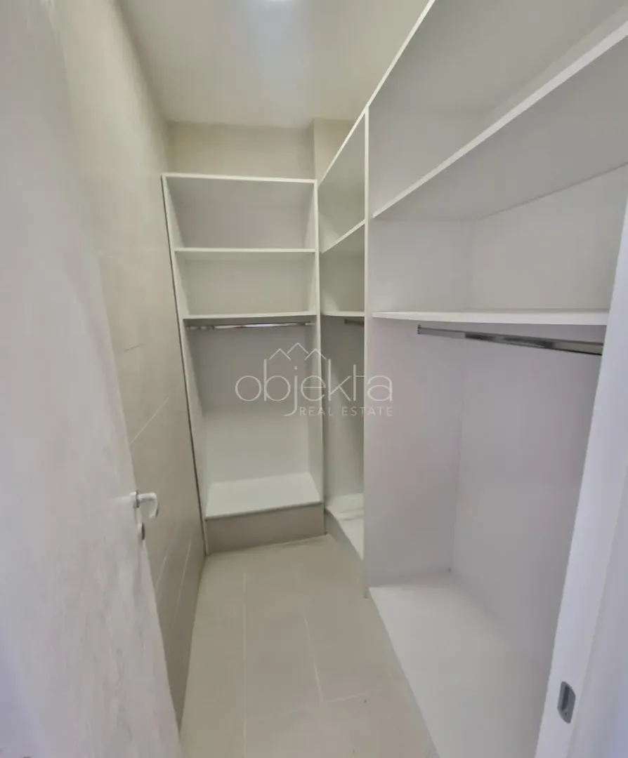Izdavanje, kuća, 400m², Tivat, Crna Gora