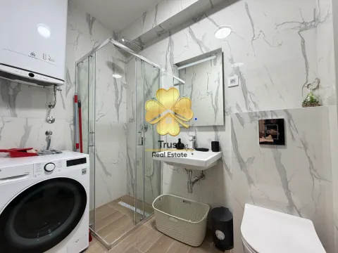 Moderne kupatilo sa tuš kabinom, umivaonikom i veš mašinom. - image 10