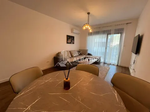 Dnevna soba sa trpezarijskim stolom i garniturom. - image 3
