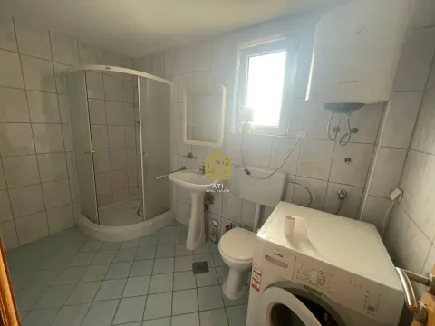 Kupatilo opremljeno sanitarijama, tuš kabinom i veš mašinom. - image 7