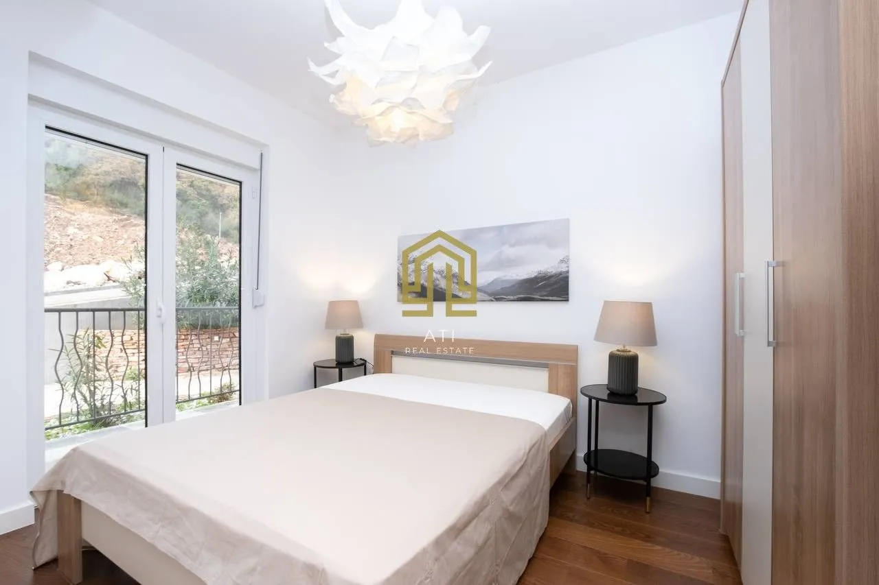 Bedroom with a double bed, wardrobe, and access to the terrace.