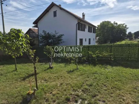 Pogled na dvorište i zadnju stranu kuće sa zelenom ogradom. - image 10