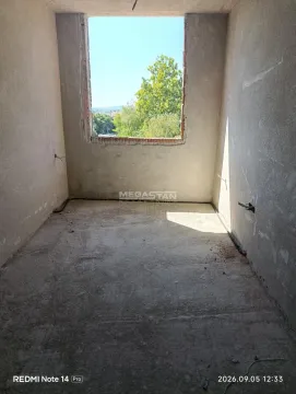 Nezavršena prostorija u izgradnji sa prozorom i pogledom na zelenilo. - image 2