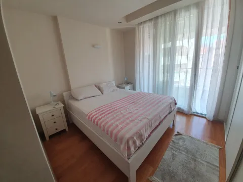 Svjetla spavaća soba sa bračnim krevetom, noćnim stočićima i izlazom na terasu. - image 6