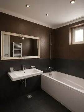 Moderne kupatilo sa kadom, umivaonikom i velikim ogledalom. - image 5