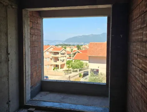 Pogled na more i naselje kroz prozor objekta u izgradnji. - image 2