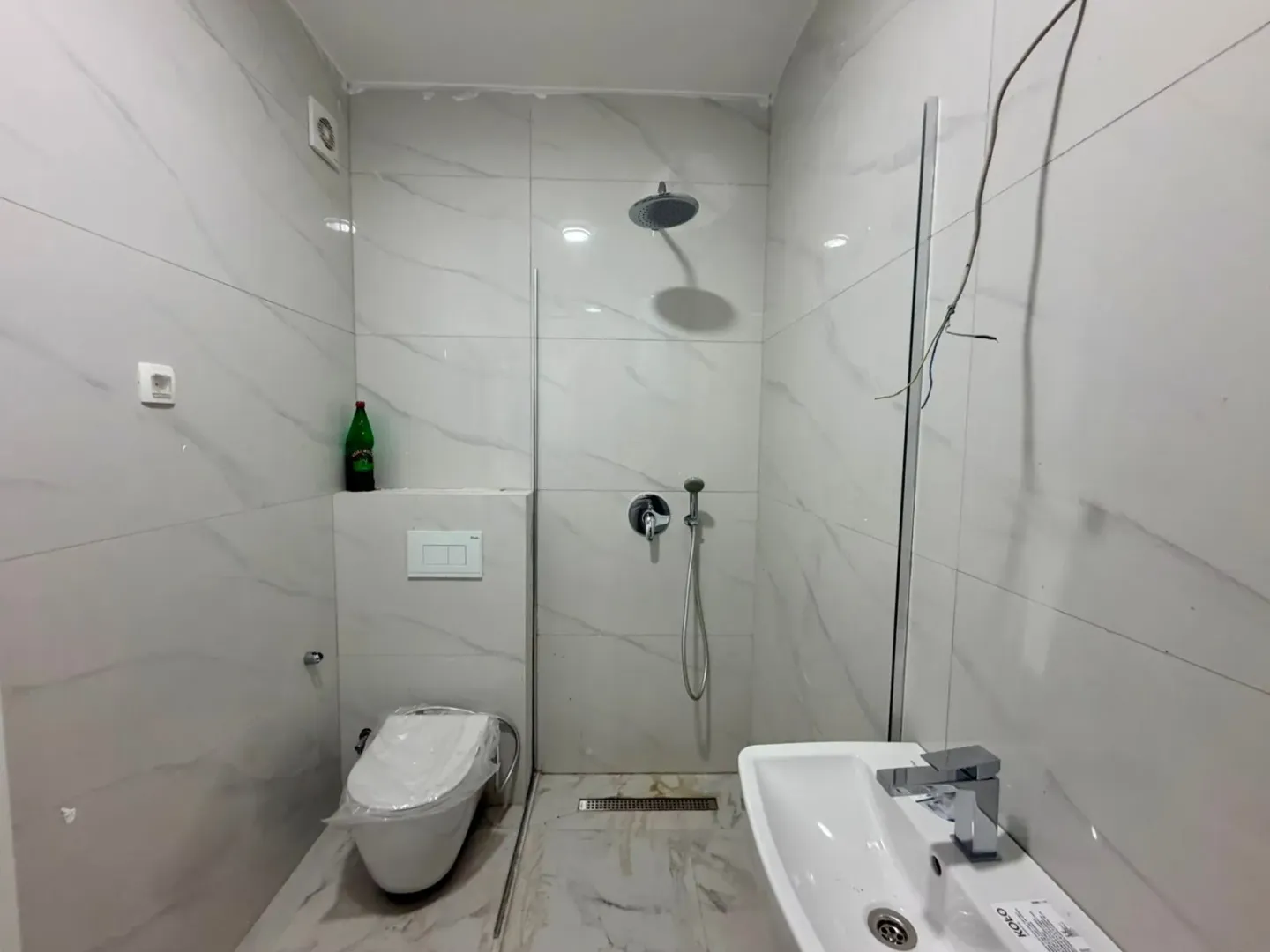 Novoopremljeno kupatilo sa tuš kabinom, umivaonikom i WC šoljom.