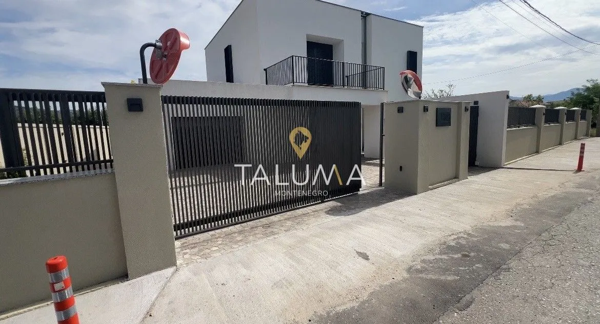 Sale, house, 270m², Gornja Gorica, Podgorica