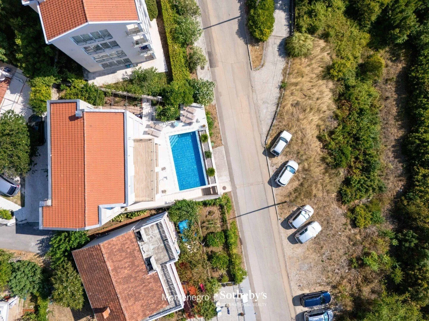 Pogled iz vazduha na kuću sa bazenom i dvorištem.
