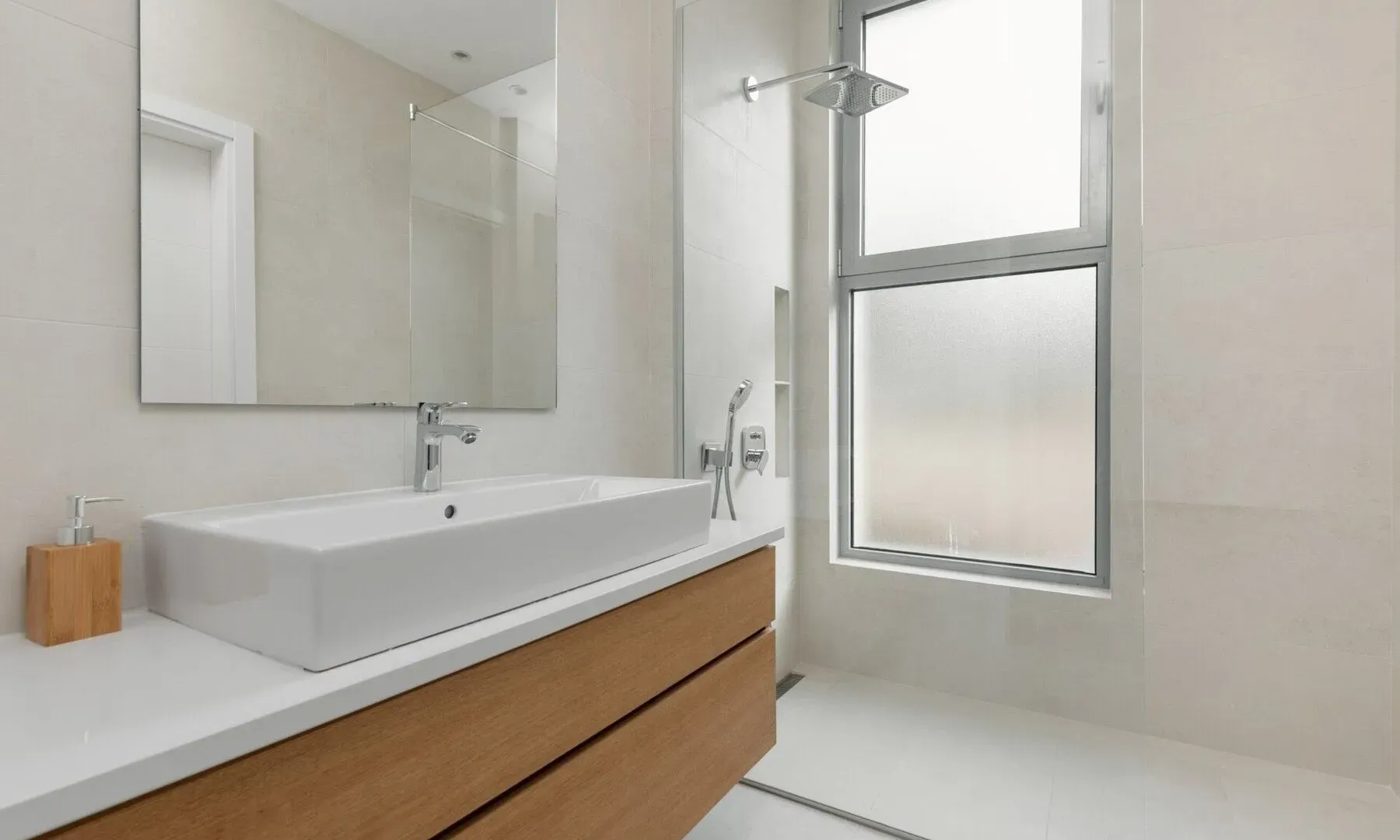 Izdavanje, četvorosoban stan, 273m², Marići, Tivat