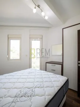 Svjetla spavaća soba sa bračnim krevetom, garderoberom i dva prozora. - image 14
