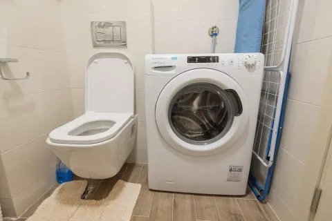 Svijetlo kupatilo sa WC šoljom i veš mašinom. - image 19