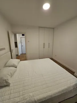 Svijetla spavaća soba sa bračnim krevetom i ugradnim ormarom. - image 6