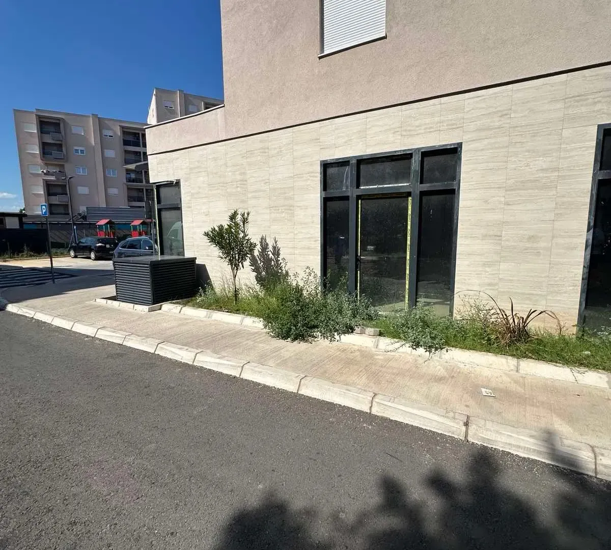 Izdavanje, poslovni prostor, 200m², Stari Aerodrom, Podgorica