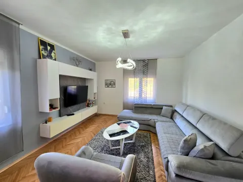 Izdavanje, stan, 115m², Tivat, Crna Gora - image 1