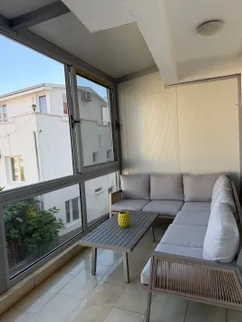Zastakljena terasa sa garniturom za sedenje i stočićem. - image 5