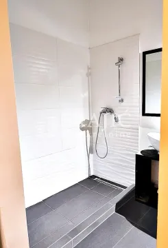 Moderno kupatilo sa tuš kabinom i umivaonikom. - image 2