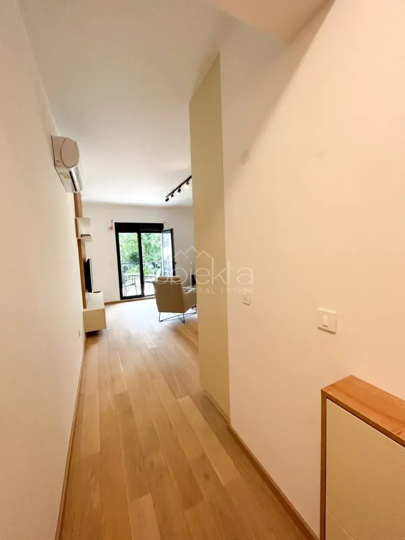 Izdavanje, jednosoban stan, 46m², Tivat, Crna Gora