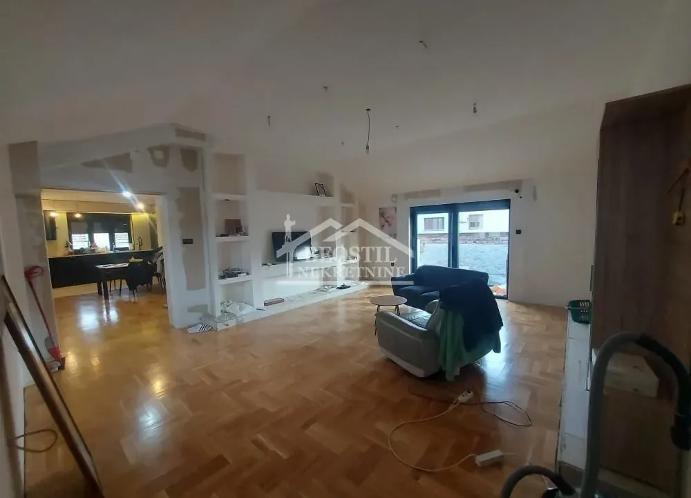 Prodaja, četvorosoban stan, 130m², Centar, Smederevo