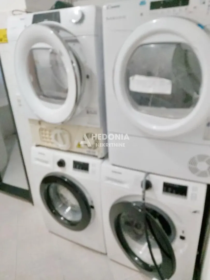 Kupatilo sa mašinama za pranje i sušenje veša.