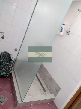 Kupatilo sa tuš kabinom i staklenom pregradom. - image 7