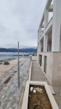 Eksterijer zgrade u izgradnji pored mora sa šetalištem. - image 8