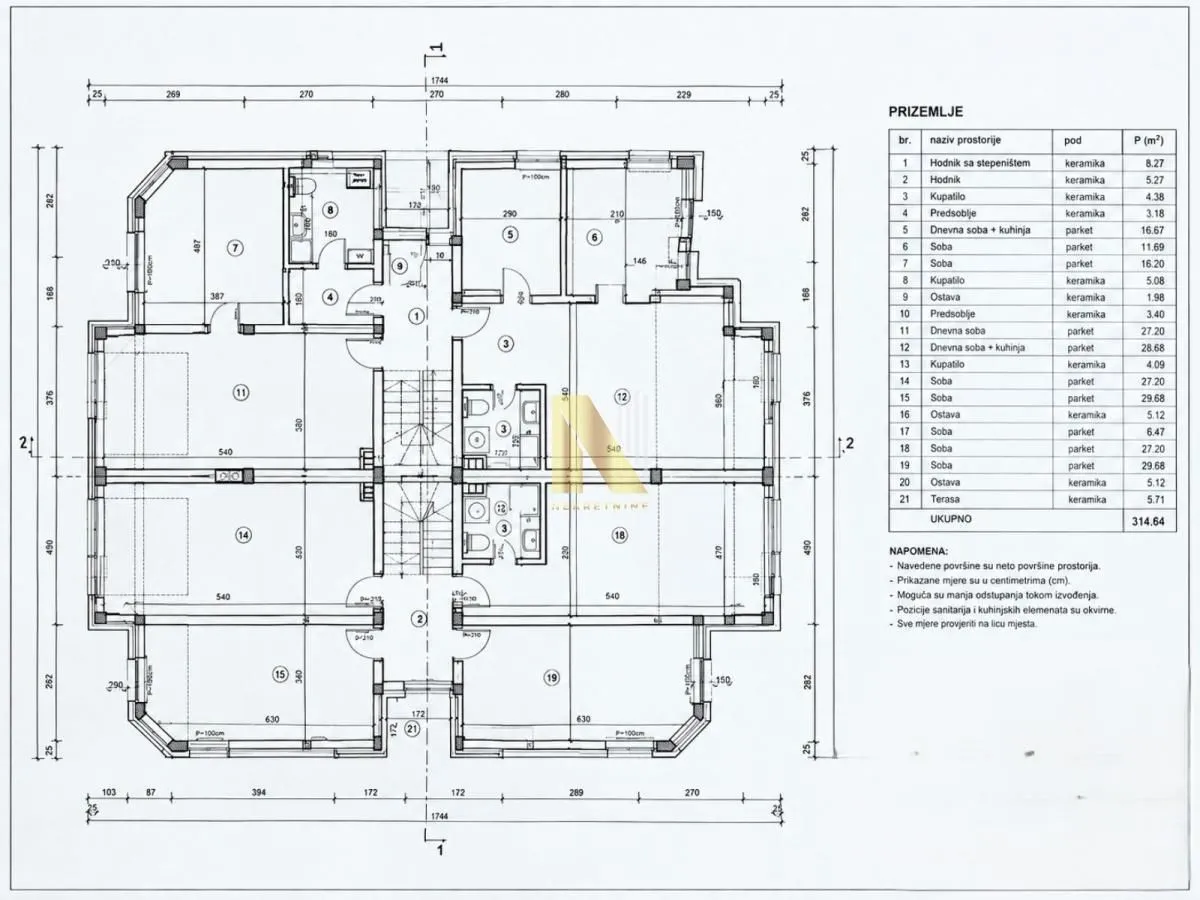 Osnova prizemlja sa rasporedom prostorija i dimenzijama.