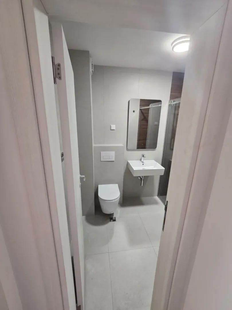 Moderne kupatilo sa sanitarijama i tuš kabinom.
