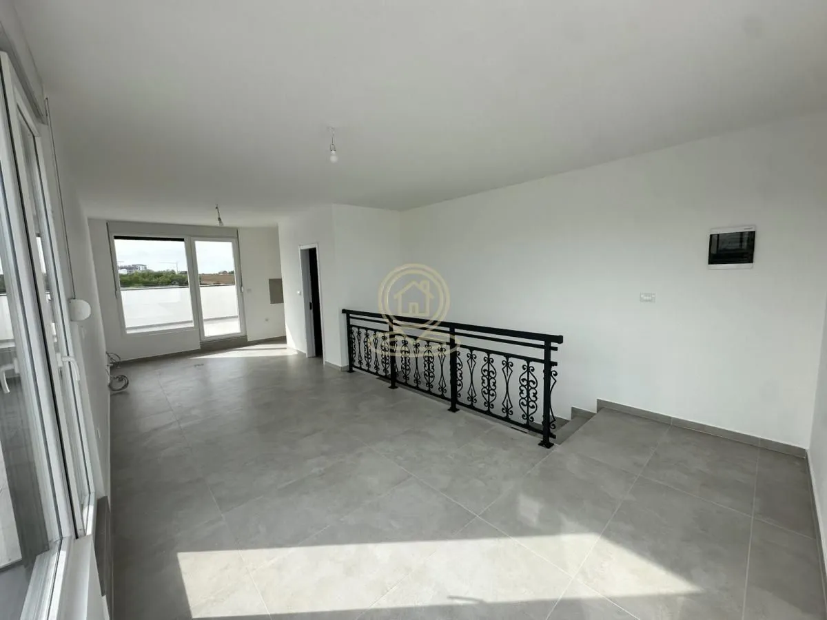 Prodaja, stan, 225m², Karagača, Petrovaradin