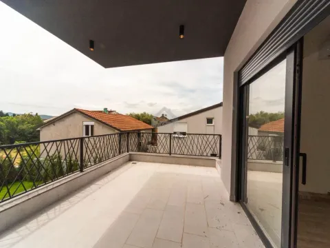 Sale, house, 202m², Tološi, Podgorica - image 21