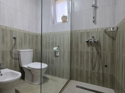 Izdavanje, kuća, 250m², Mareza, Podgorica - image 7