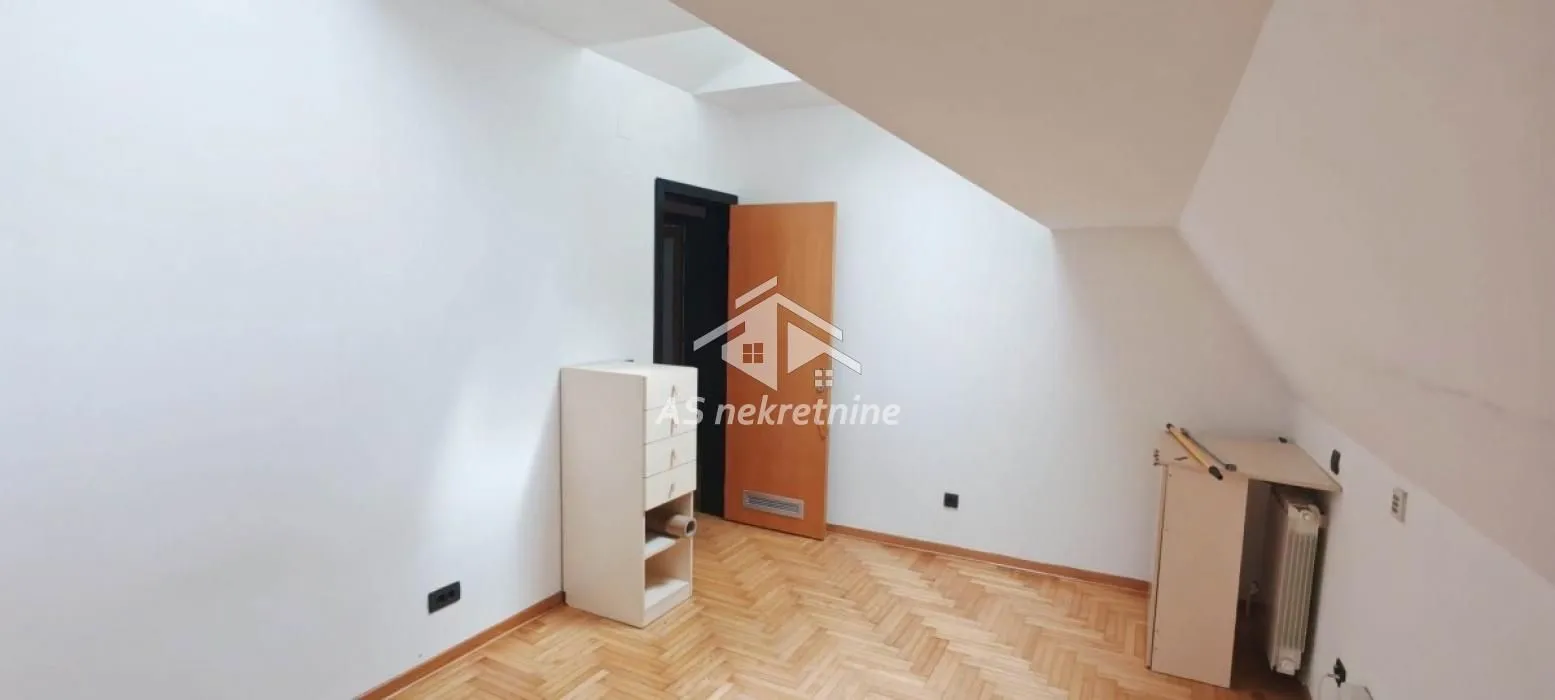Prodaja, stan, 207m², Kalenić Pijaca, Vračar Sve Podlokacije