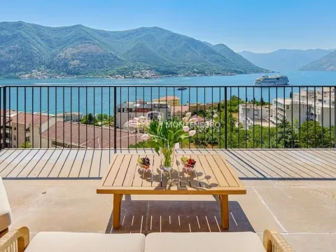 Sale, three bedroom apartment, 158m², Dobrota, Kotor - image 1