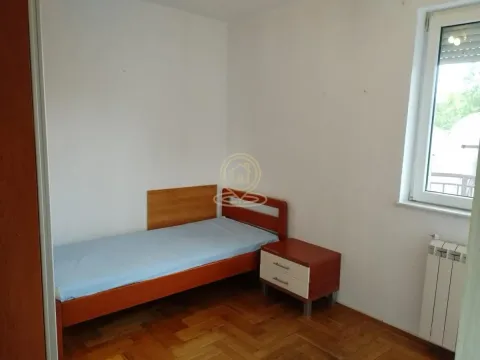 Manja spavaća soba sa krevetom i noćnim stočićem. - image 10