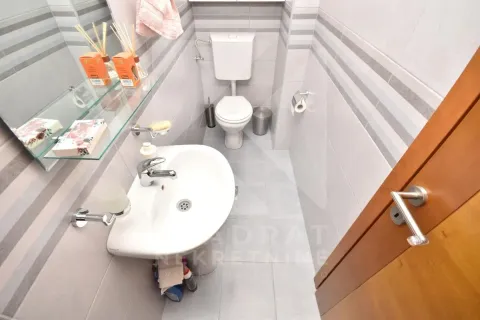 Manje kupatilo sa umivaonikom, WC šoljom i zidnim pločicama u sivoj boji. - image 16