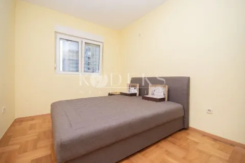 Bedroom with a double bed and a window. - image 5